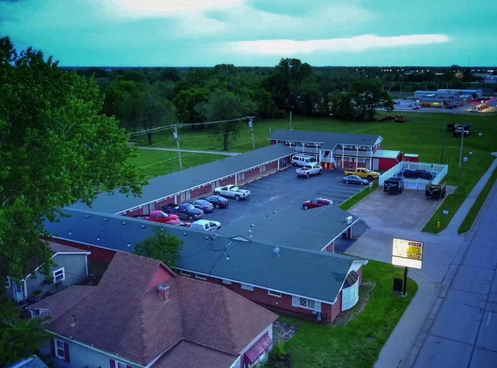 Guest House Motel Chanute Bagian luar foto