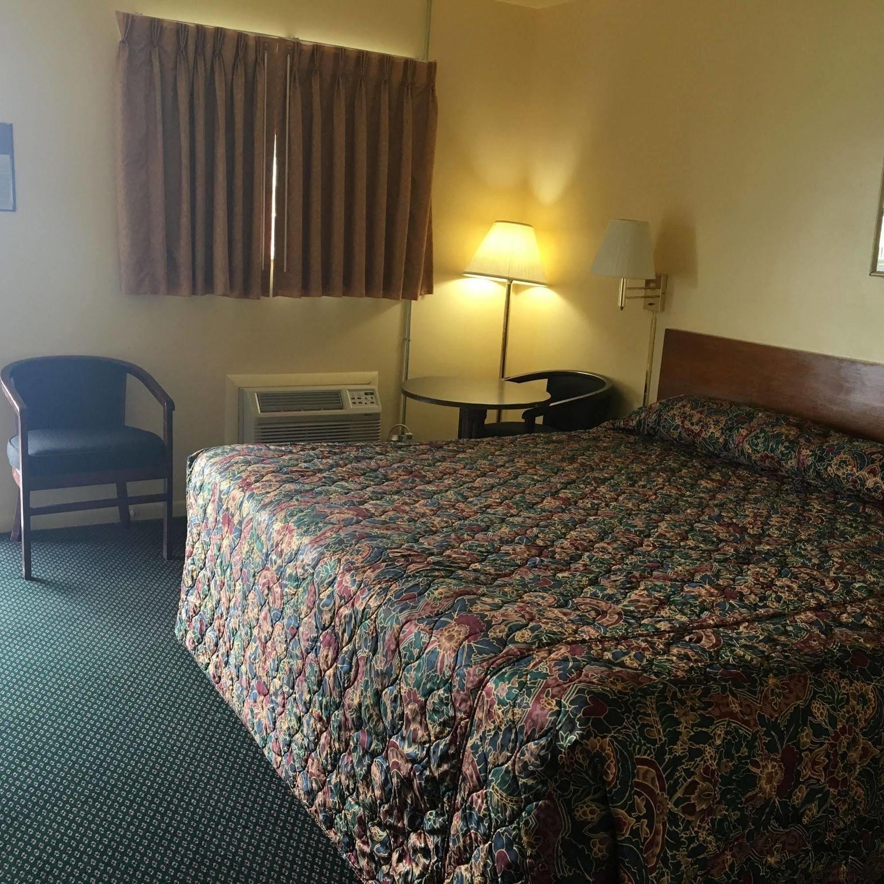Guest House Motel Chanute Bagian luar foto