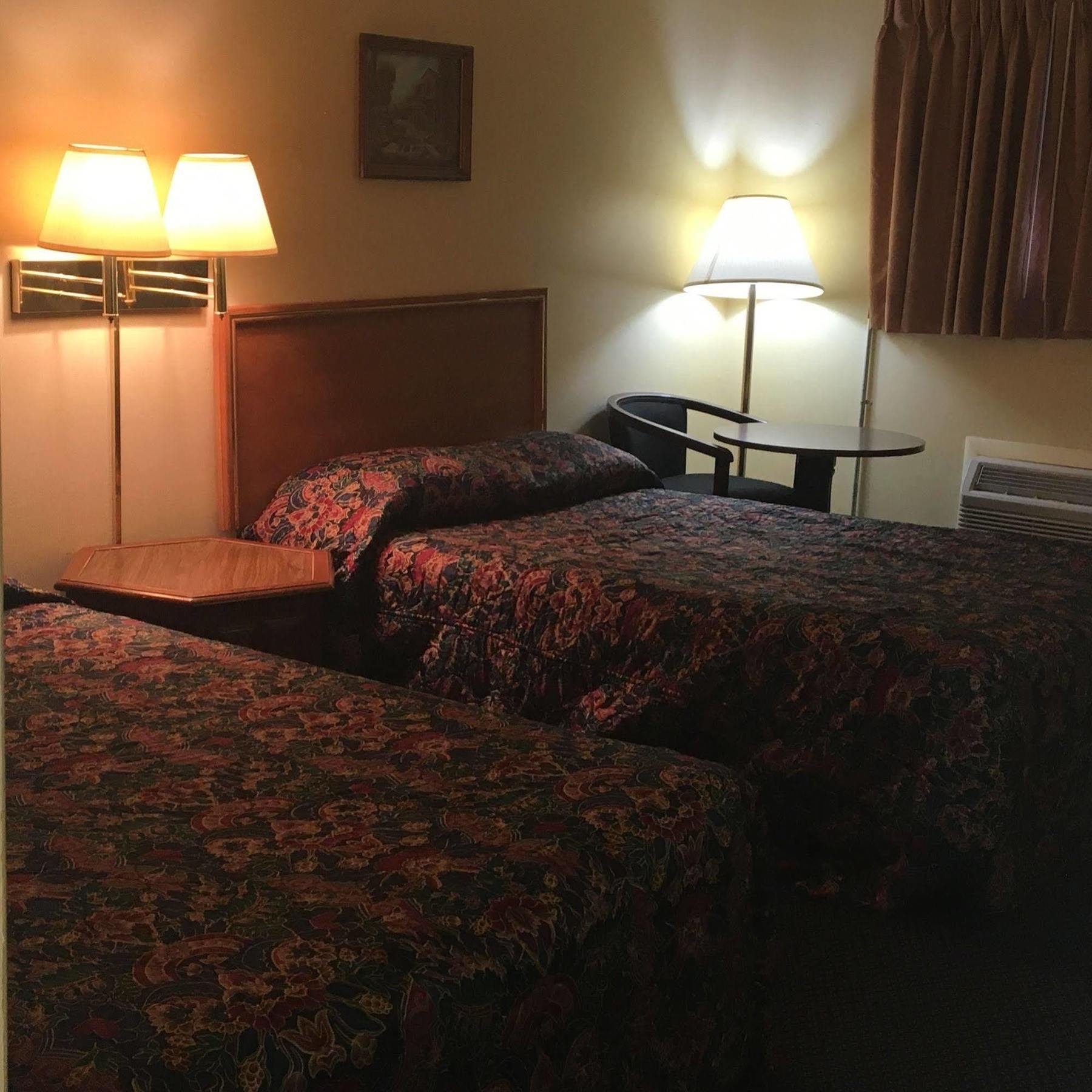 Guest House Motel Chanute Bagian luar foto