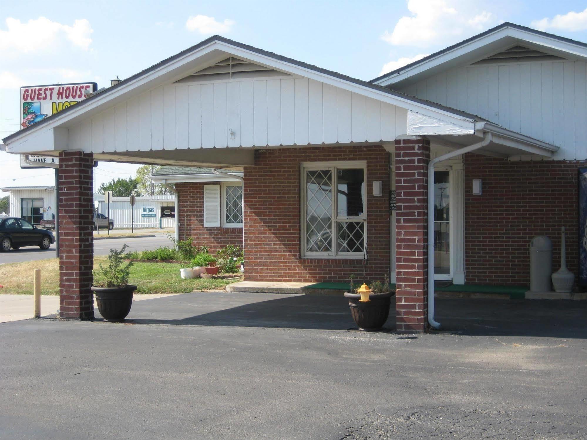Guest House Motel Chanute Bagian luar foto