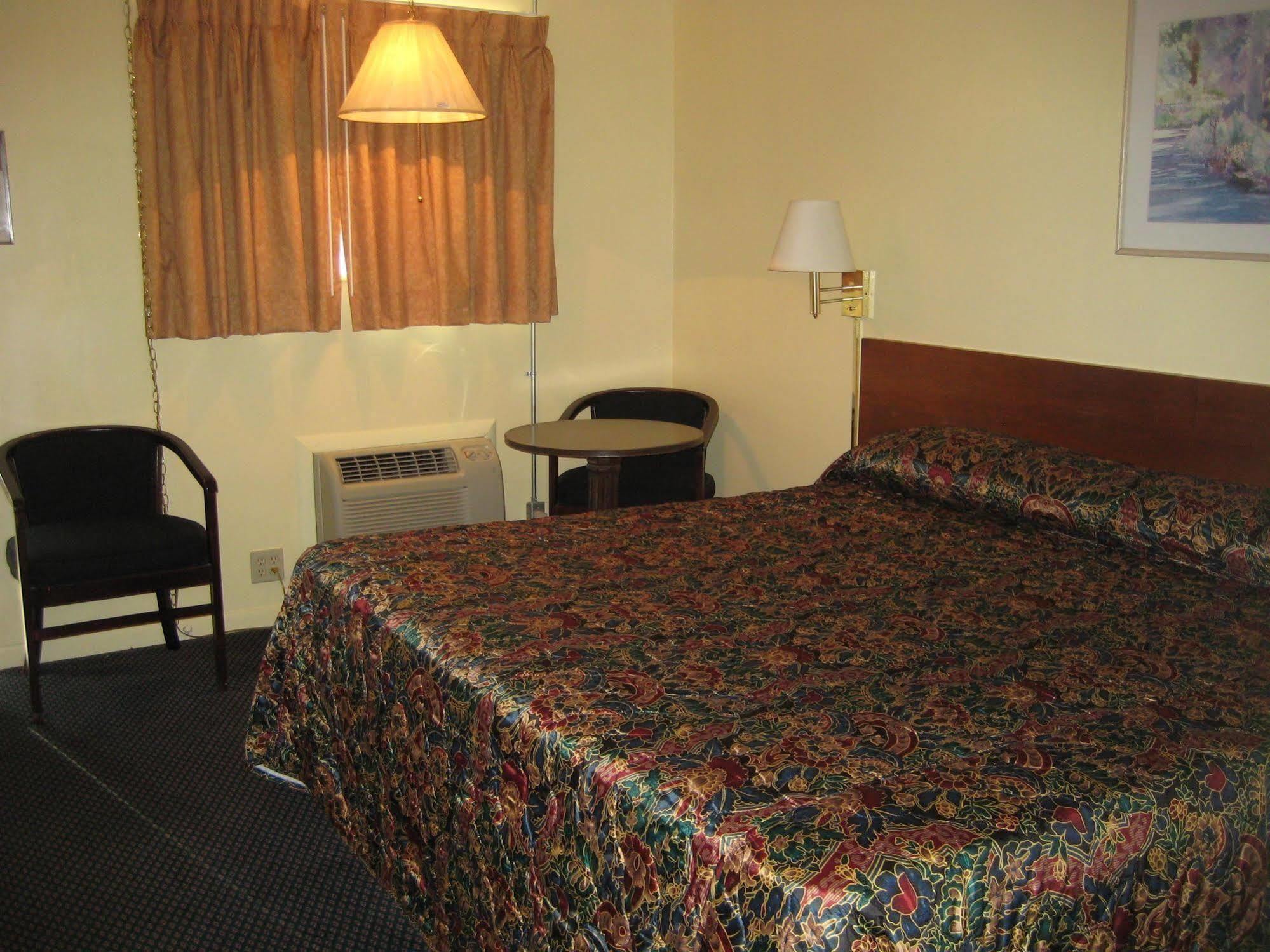 Guest House Motel Chanute Bagian luar foto