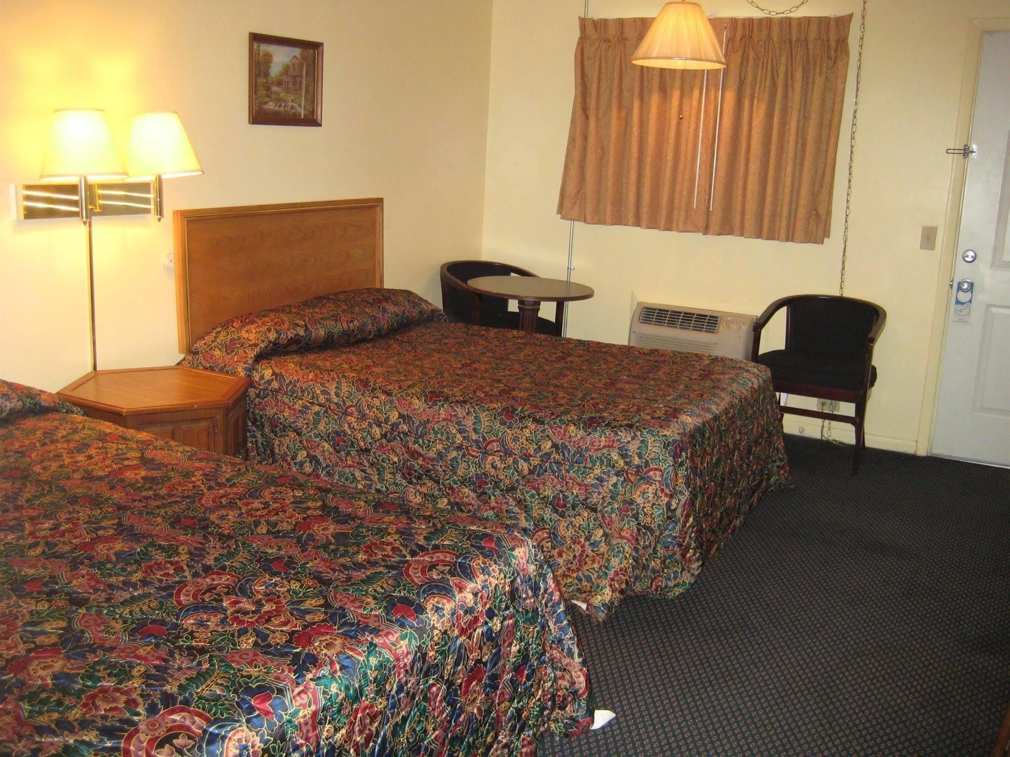 Guest House Motel Chanute Bagian luar foto