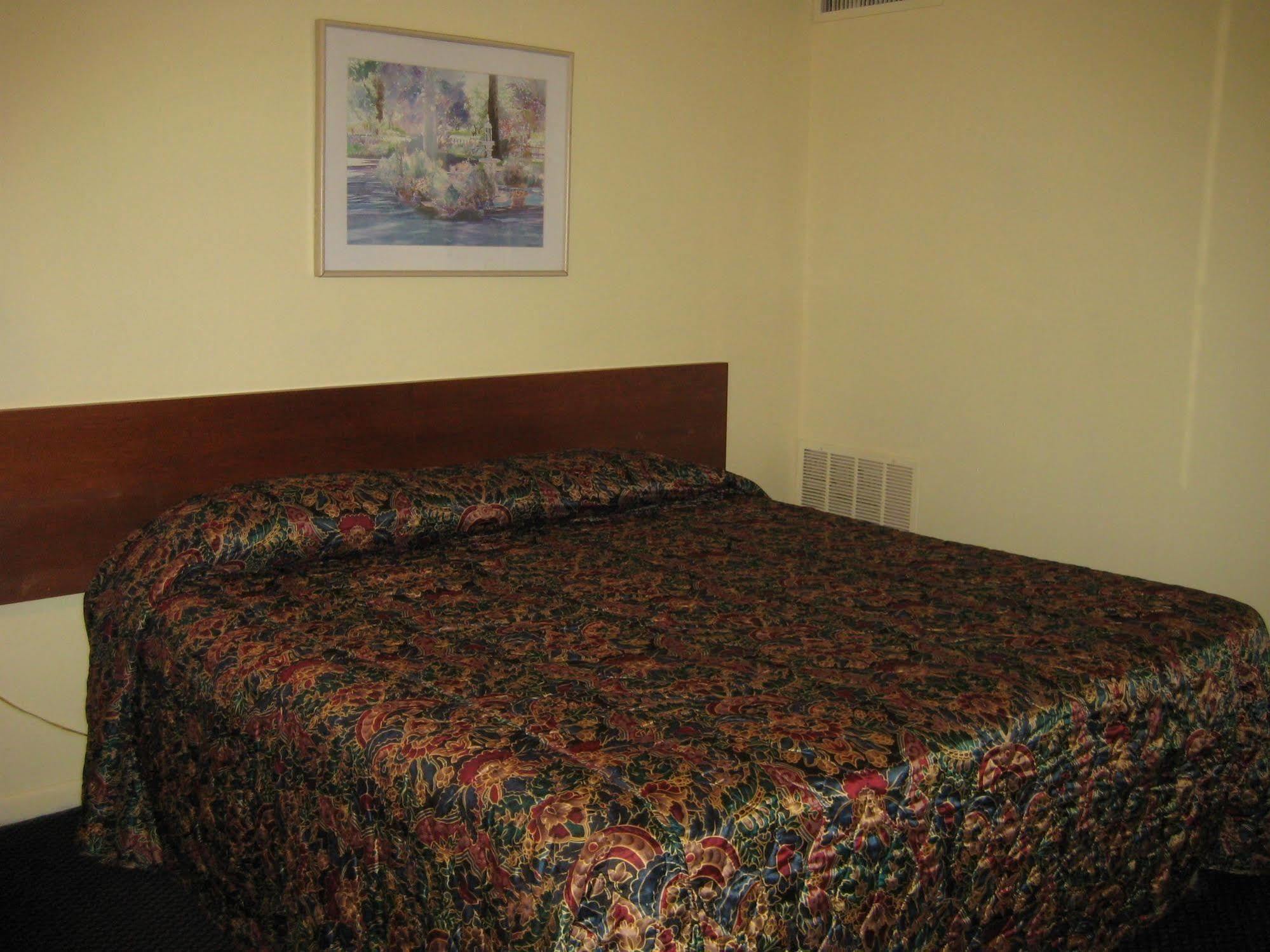 Guest House Motel Chanute Bagian luar foto