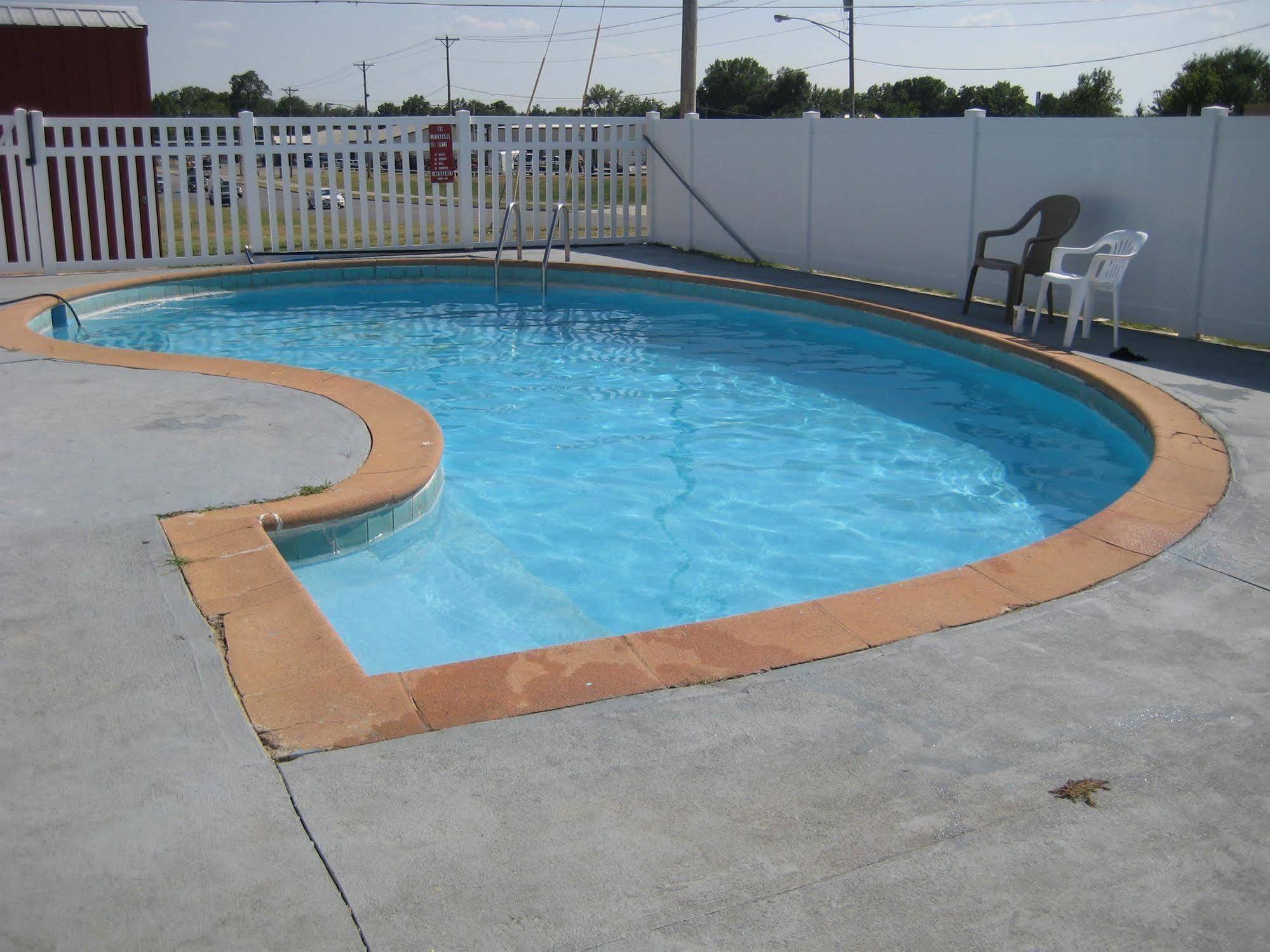 Guest House Motel Chanute Bagian luar foto