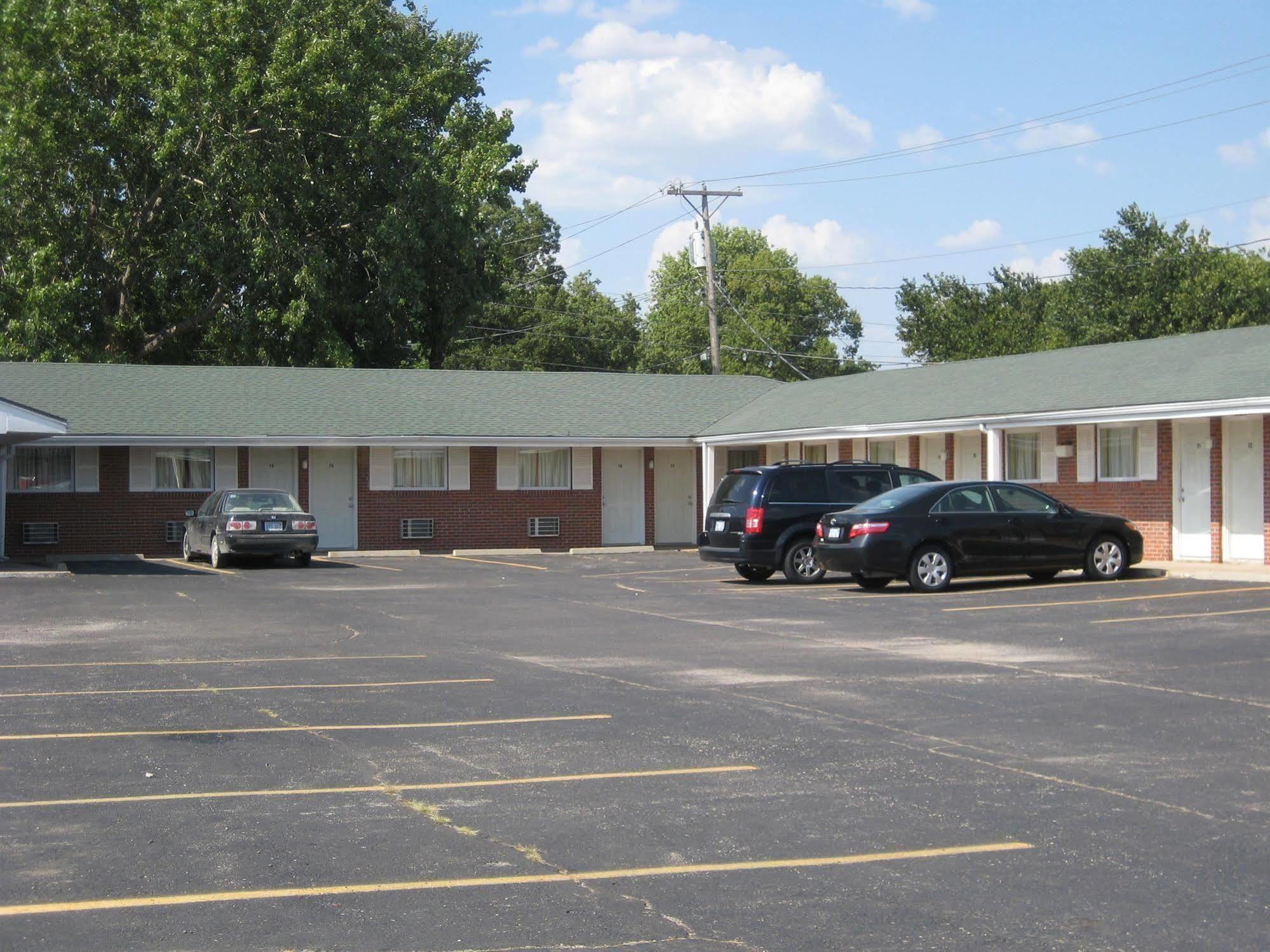 Guest House Motel Chanute Bagian luar foto