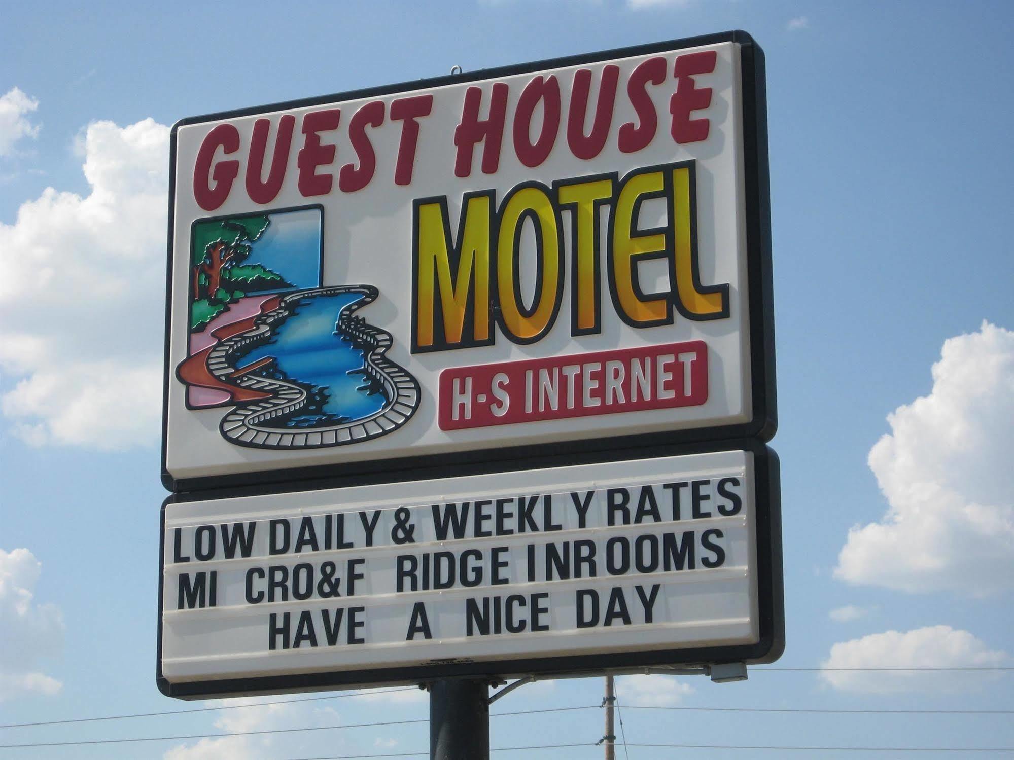 Guest House Motel Chanute Bagian luar foto
