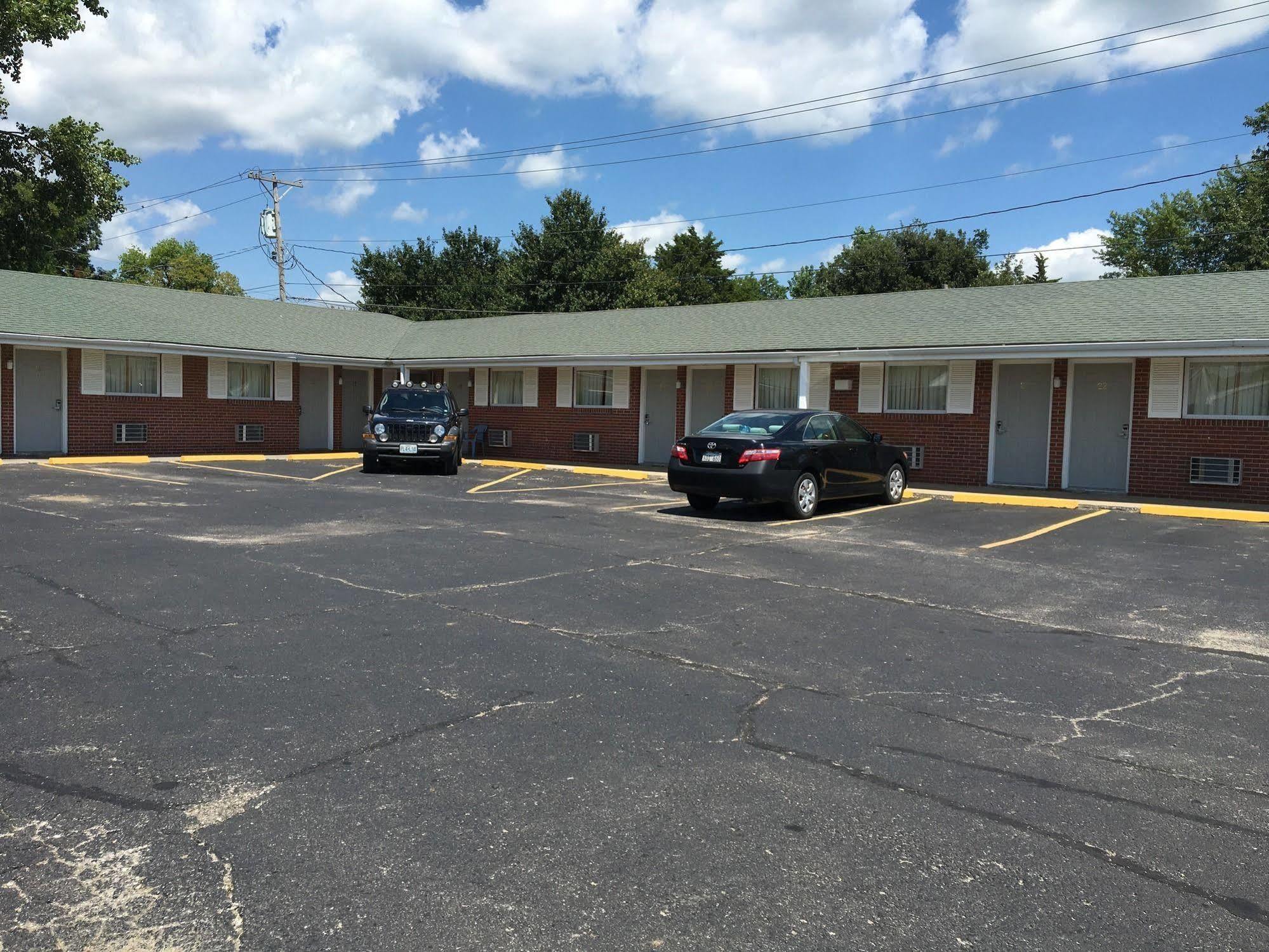 Guest House Motel Chanute Bagian luar foto