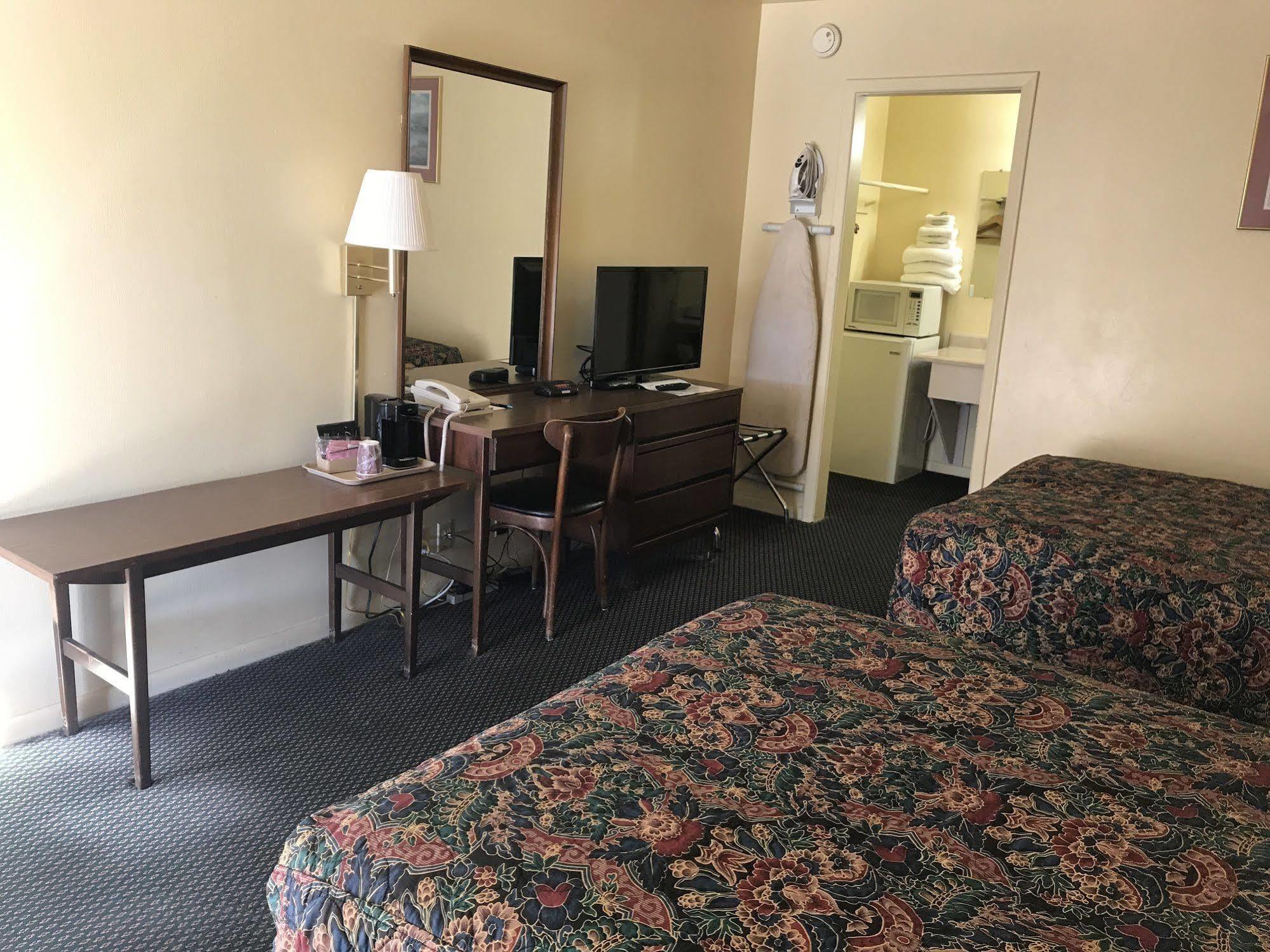 Guest House Motel Chanute Bagian luar foto