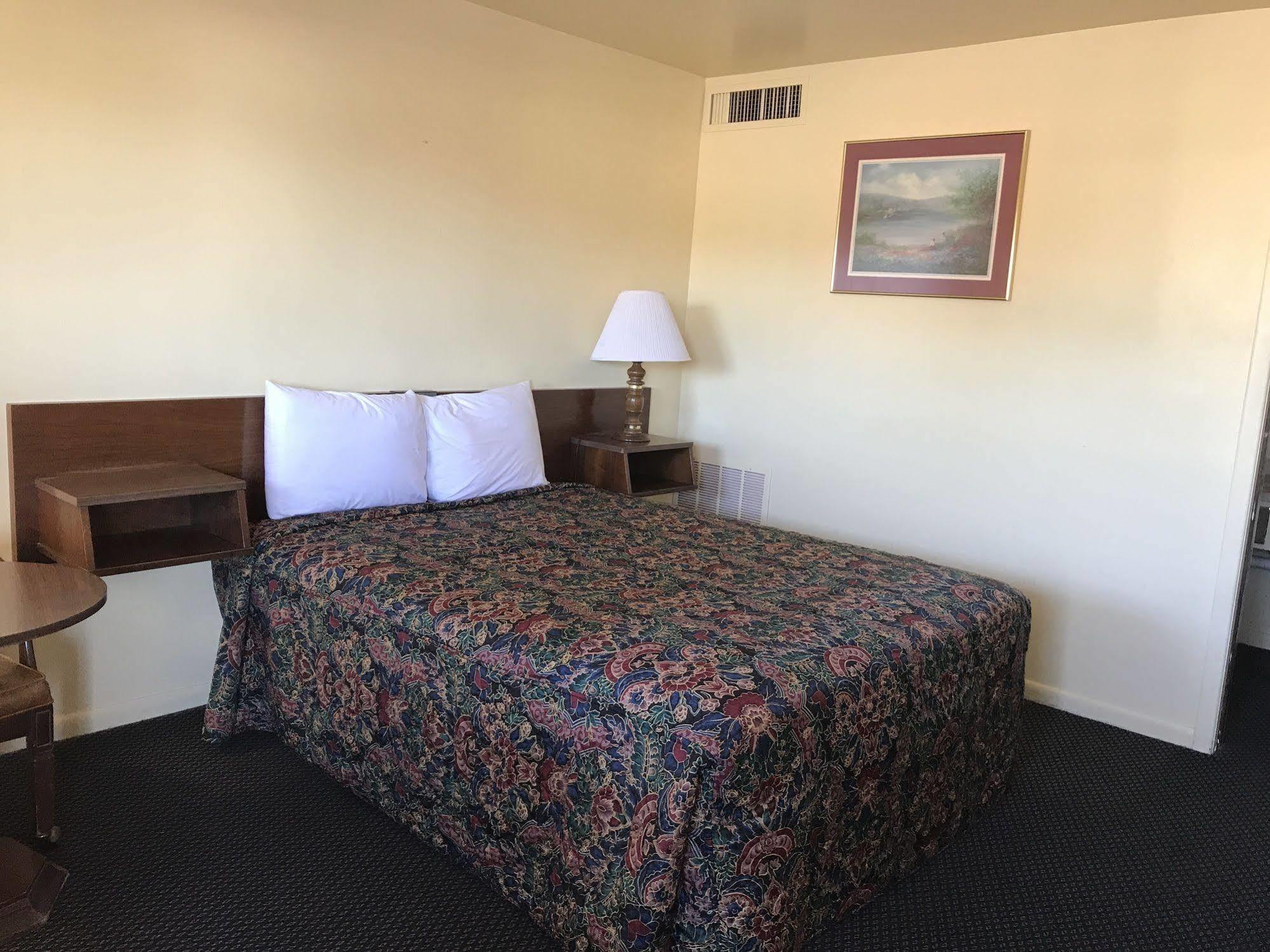 Guest House Motel Chanute Bagian luar foto